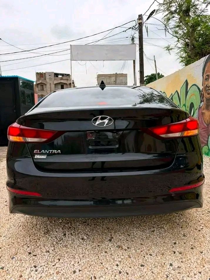 Hyundai Elantra – Image 3